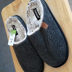 NWT Plush Slippers EE99